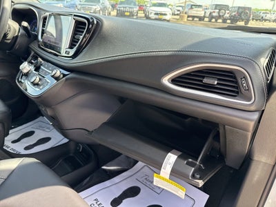 2027 Chrysler Pacifica PACIFICA SELECT