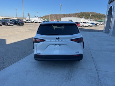 2022 Toyota Sienna XLE
