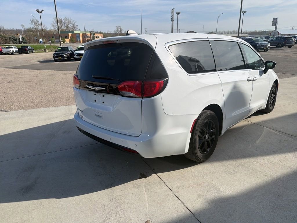 2025 Chrysler Voyager LX