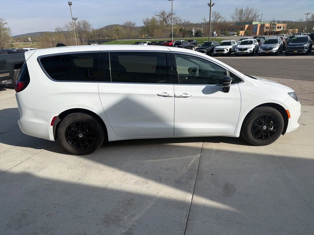 2025 Chrysler Voyager LX