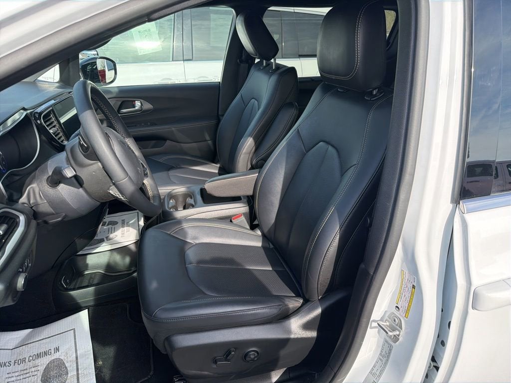 2025 Chrysler Voyager LX