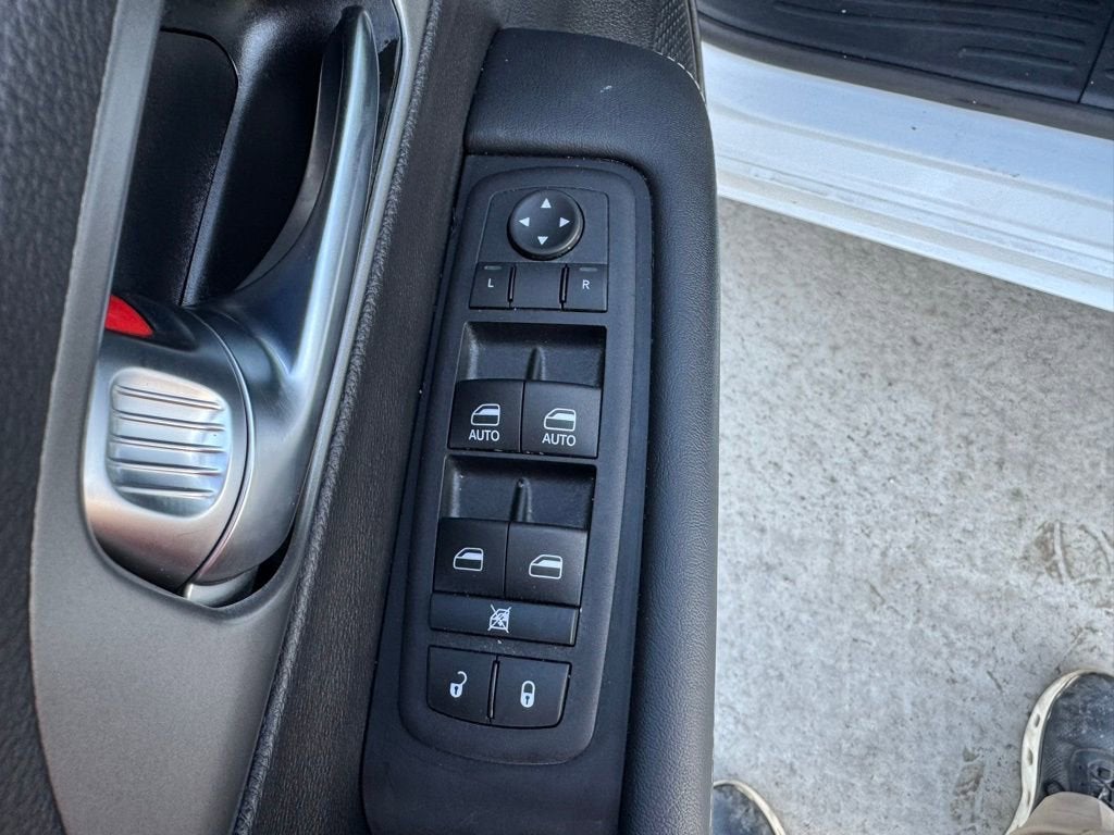 2025 Chrysler Voyager LX