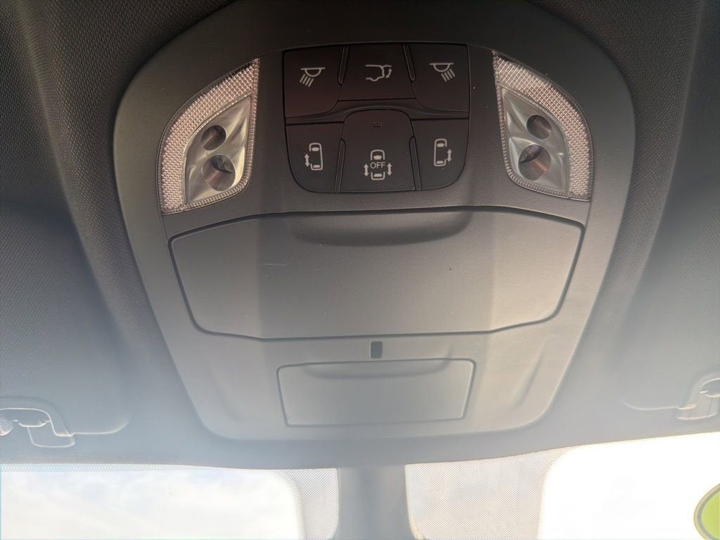 2025 Chrysler Voyager LX