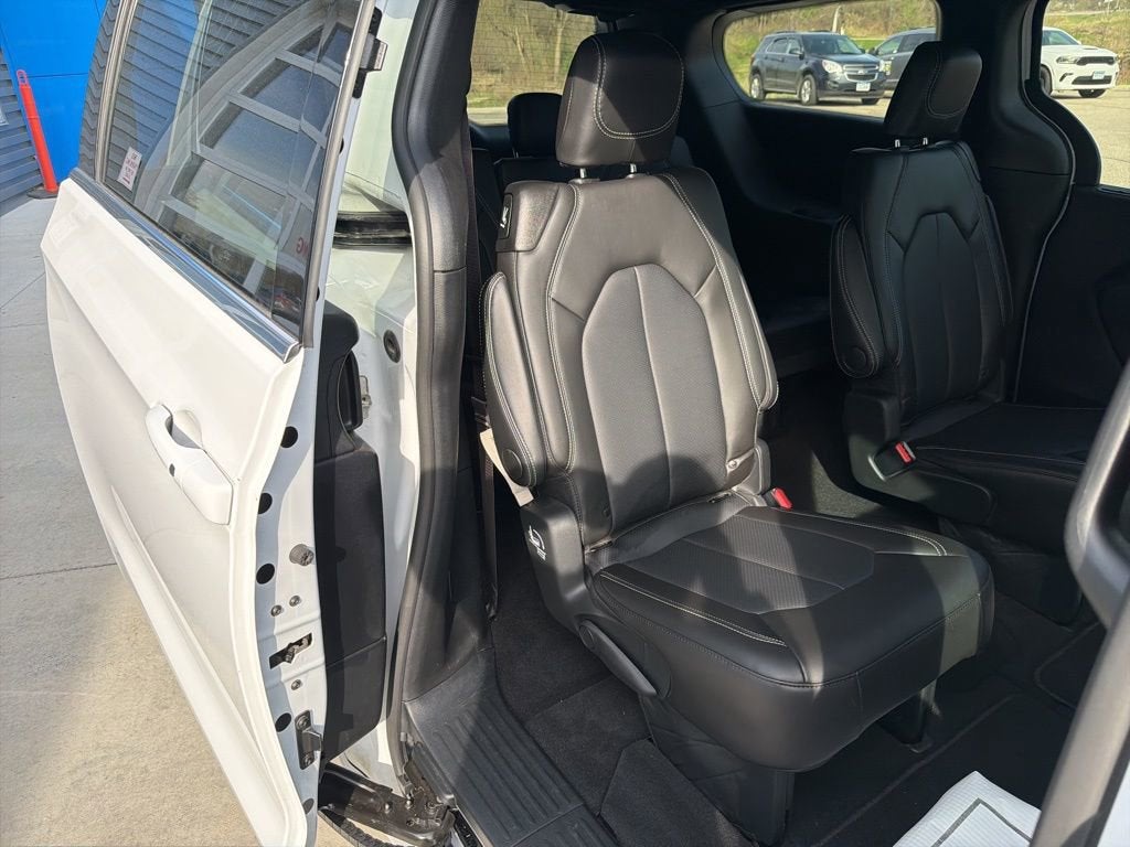 2025 Chrysler Voyager LX