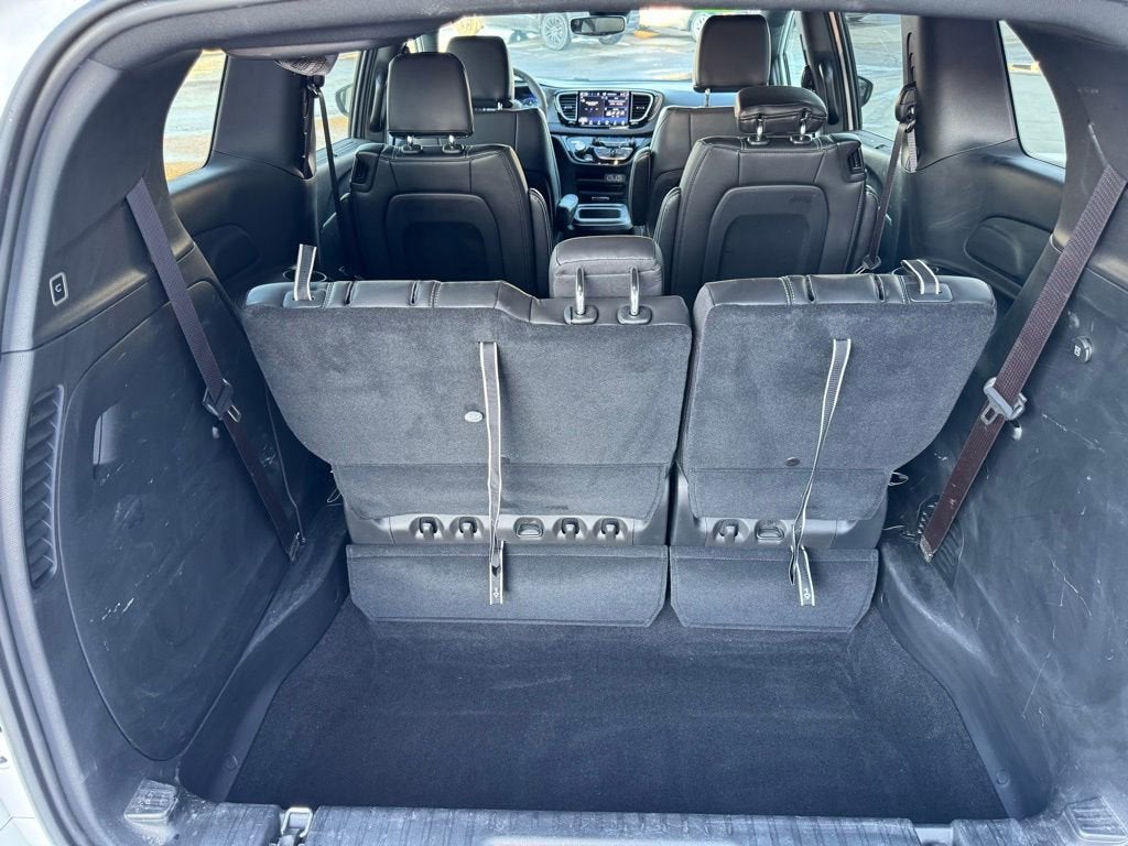 2025 Chrysler Voyager LX