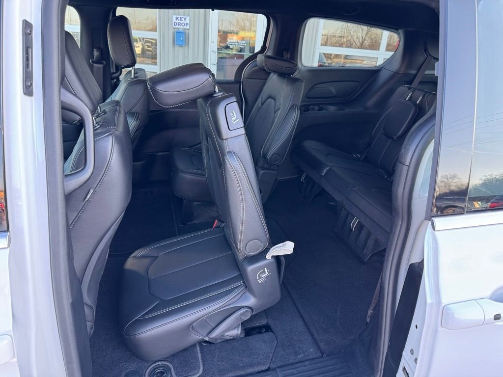 2025 Chrysler Voyager LX