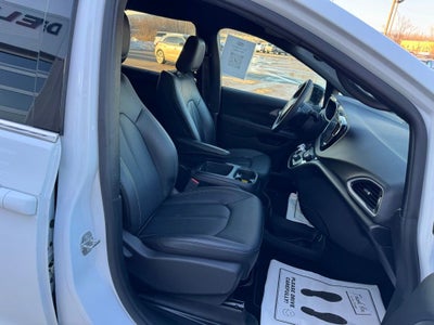 2025 Chrysler Voyager LX